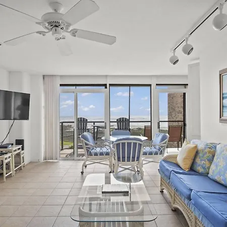 Relax With A Fabulous Ocean View Ocean Sounds In This 2 Bedroom 2 Bath Den